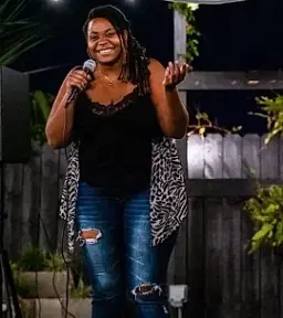 Dee - comedian