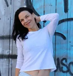Lara Bazant - comedian