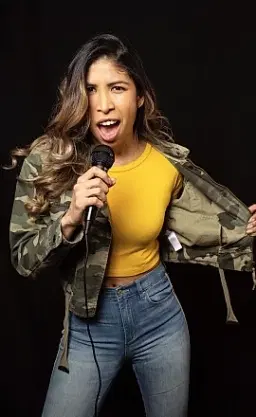 Laura Bolivar - comedian