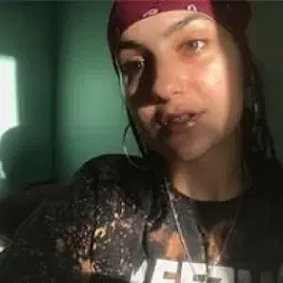 Mirabella Sarnyai - comedian